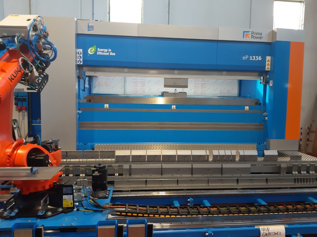 Img 5 - Robotic bending systems - Flexible and customizable robotic sheet metal bending cells developed to serve most of the press brakes on the market