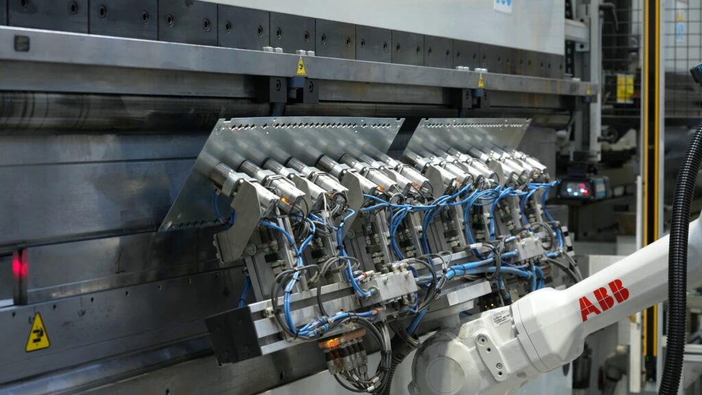 Img 3 - Robotic bending systems - Flexible and customizable robotic sheet metal bending cells developed to serve most of the press brakes on the market